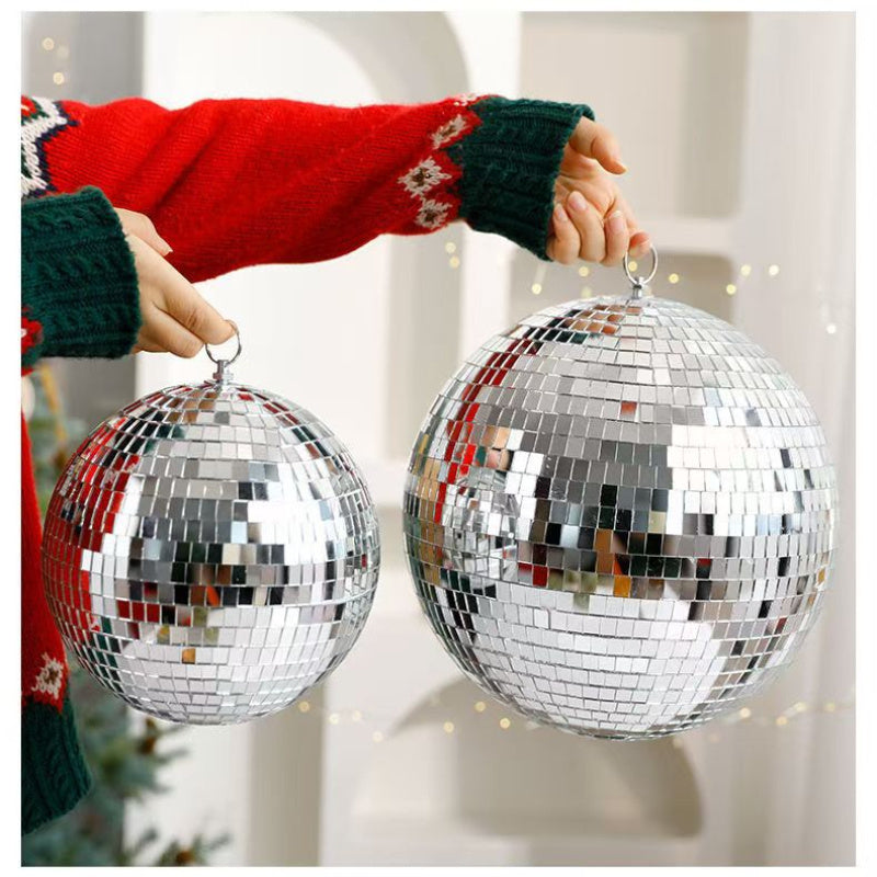 Una bola de espejo disco retro hecha de vidrio y metal, perfecta para fiestas, bodas, Navidad, Halloween y otras celebraciones - un reflector decorativo.