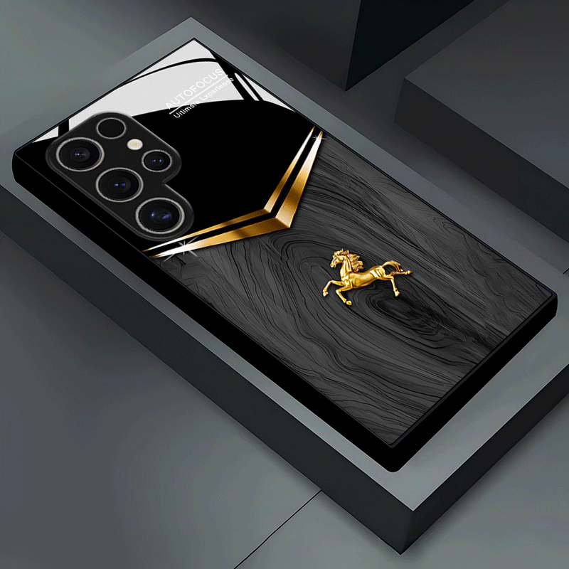 Funda de vidrio versátil con diseño de caballo dorado en relieve para Samsung Galaxy S25/S25 Plus/S25 Ultra/S24/S24 FE/S24 Plus/S24 Ultra/S23+/S23 Ultra/S22+/S22 Ultra/S20+/S20 FE/S20 Ultra/A13/A14/A16/A32/A33/A34/A53/A54/A72/A73 5G - Estilo premium