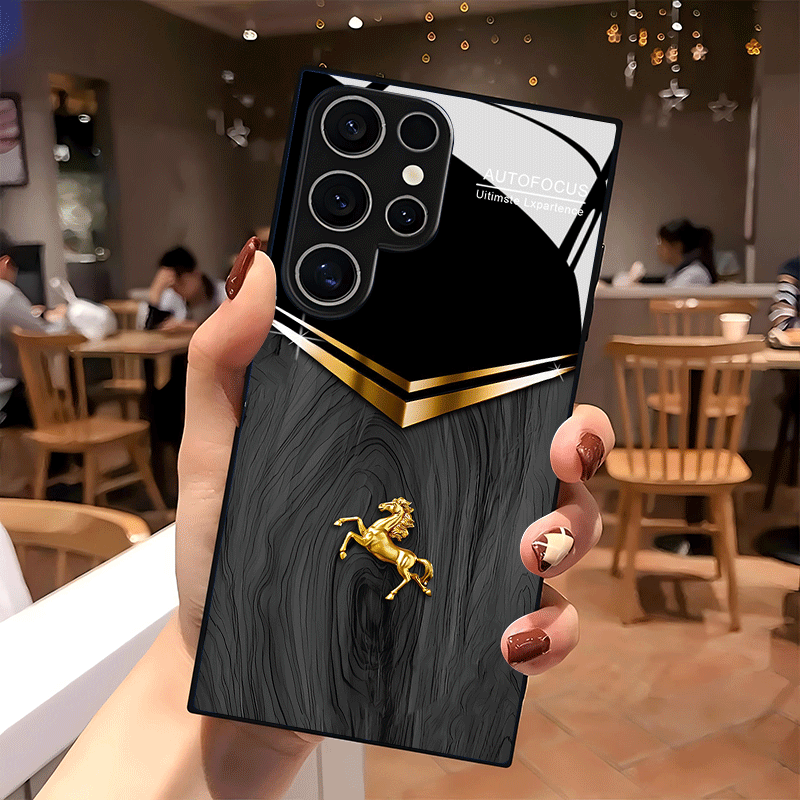 Funda de vidrio versátil con diseño de caballo dorado en relieve para Samsung Galaxy S25/S25 Plus/S25 Ultra/S24/S24 FE/S24 Plus/S24 Ultra/S23+/S23 Ultra/S22+/S22 Ultra/S20+/S20 FE/S20 Ultra/A13/A14/A16/A32/A33/A34/A53/A54/A72/A73 5G - Estilo premium