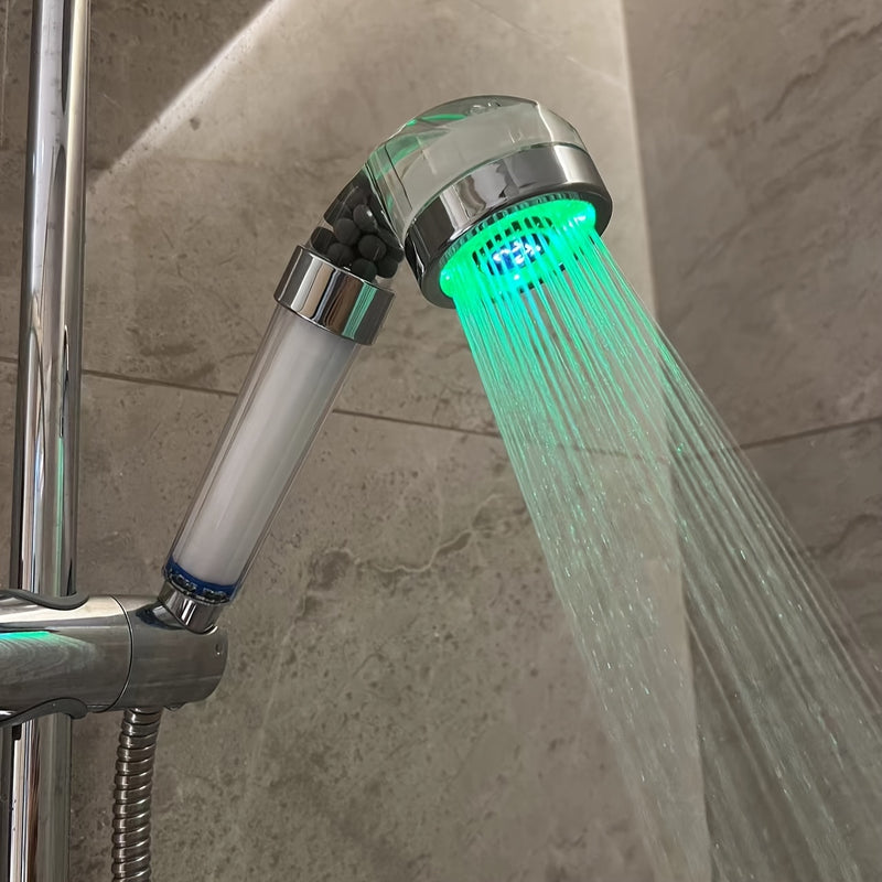 Una luz LED alimentada por agua con pantalla de temperatura, control de temperatura que cambia de color en tres colores, una ducha de mano con tres cartuchos de filtro, filtrado del flujo de agua, no requiere baterías, un regalo de Año Nuevo.