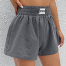Shorts de pierna ancha con diseno de parche de letra