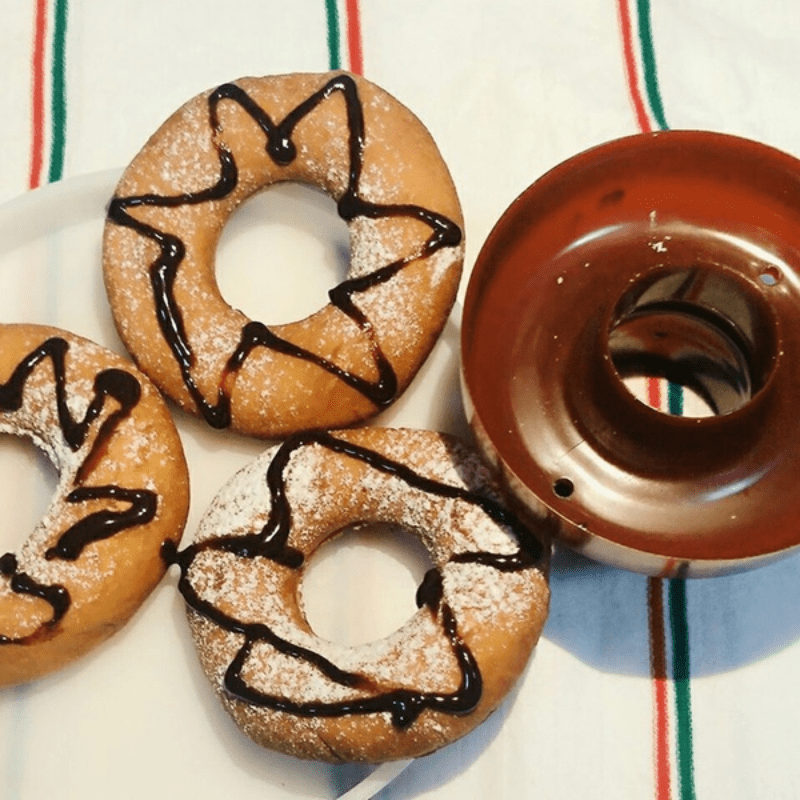 1pc Hacedor de Donas Fácil de Hacer - Molde de Dona de Plástico Rojo para Hornear y Decorar - Perfecto para Pan Casero, Postres y Más - Herramienta de Cocina Duradera y Versátil, Bandeja para Hornear Donas