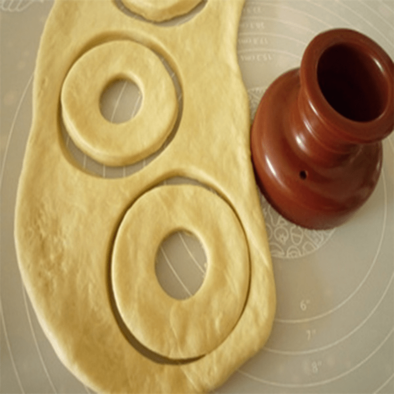 1pc Hacedor de Donas Fácil de Hacer - Molde de Dona de Plástico Rojo para Hornear y Decorar - Perfecto para Pan Casero, Postres y Más - Herramienta de Cocina Duradera y Versátil, Bandeja para Hornear Donas