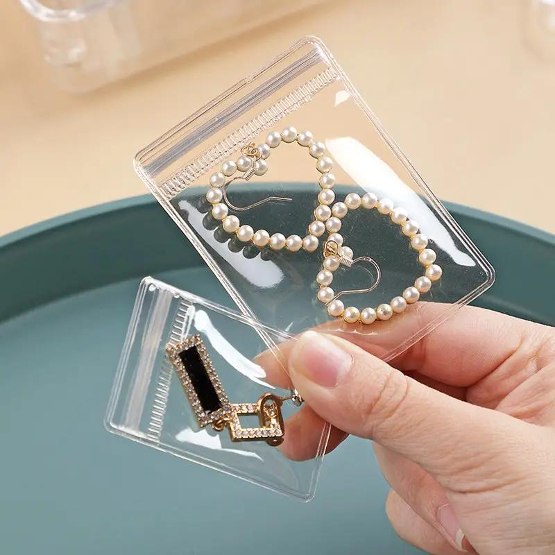 50/100 bolsas transparentes con cierre hermético de PVC, bolsas para joyería, resistentes al polvo y la oxidación, para guardar aretes, anillos, collares, pulseras, dijes y artículos pequeños, 2 tamaños a elegir (Cajas y organizadores de joyería)