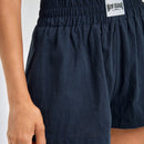 Shorts de pierna ancha con diseno de parche de letra