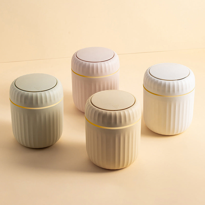 Bote de basura de escritorio con tapa de presión de 1 toque, diseño acanalado para control de olores, cilíndrico compacto para oficina, hogar, escritorio, sala de estar o estudio, en blanco con detalles amarillos, mini bote de basura para escritorio, org