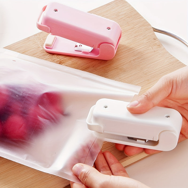 Una máquina portátil para sellar snacks, envase al vacío para bolsas de snacks. Una herramienta compacta para la conservación de alimentos que se puede reutilizar. Adecuado para sellar snacks en casa y conservar alimentos.