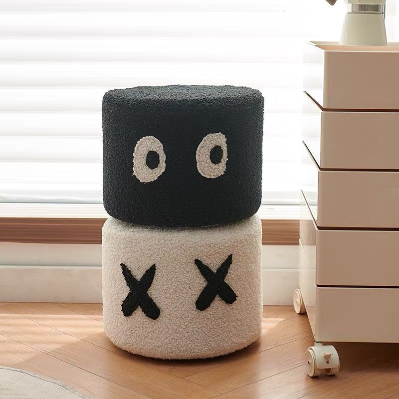 Un taburete redondo de madera maciza removible y lavable, un pequeño taburete para uso doméstico, un taburete creativo con cara feliz en piel de cordero para cambiar zapatos