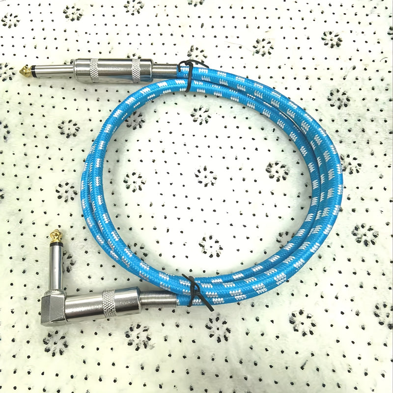 Un cable de audio grueso de 6,35 mm con un conector de ángulo derecho a un conector recto de 6,35 mm.