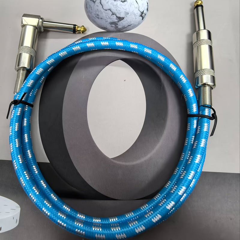 Un cable de audio grueso de 6,35 mm con un conector de ángulo derecho a un conector recto de 6,35 mm.