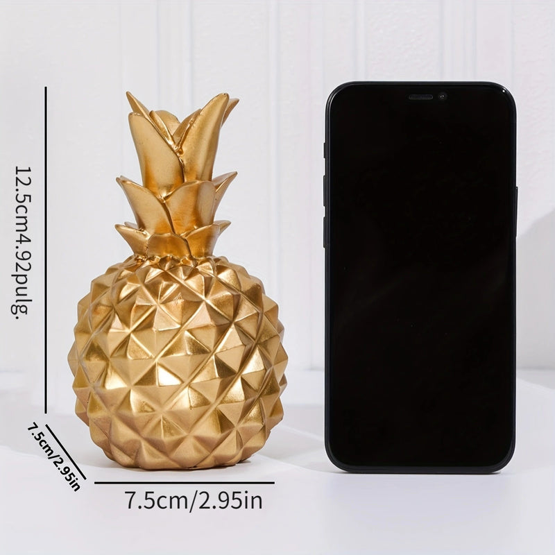 Un Gran Adorno Decorativo de Resina en Forma de Piña Dorada