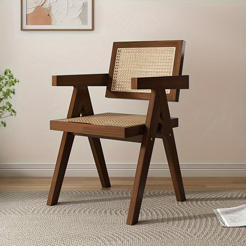 Dos sillas de ratán resistentes con reposabrazos y un sofá estilo japonés tejido, ideales para el hogar o comedor. Adecuadas tanto para interiores como exteriores, perfectas para la merienda al aire libre