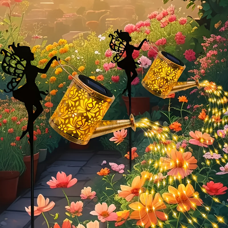 Regadera decorativa retro de metal con linterna solar y luces de cuerda, luz solar para montar en pared exterior - adecuada para senderos de jardín, mesas y como regalo de jardinería. Incluye diseño tallado de ángel y mariposa y batería solar
