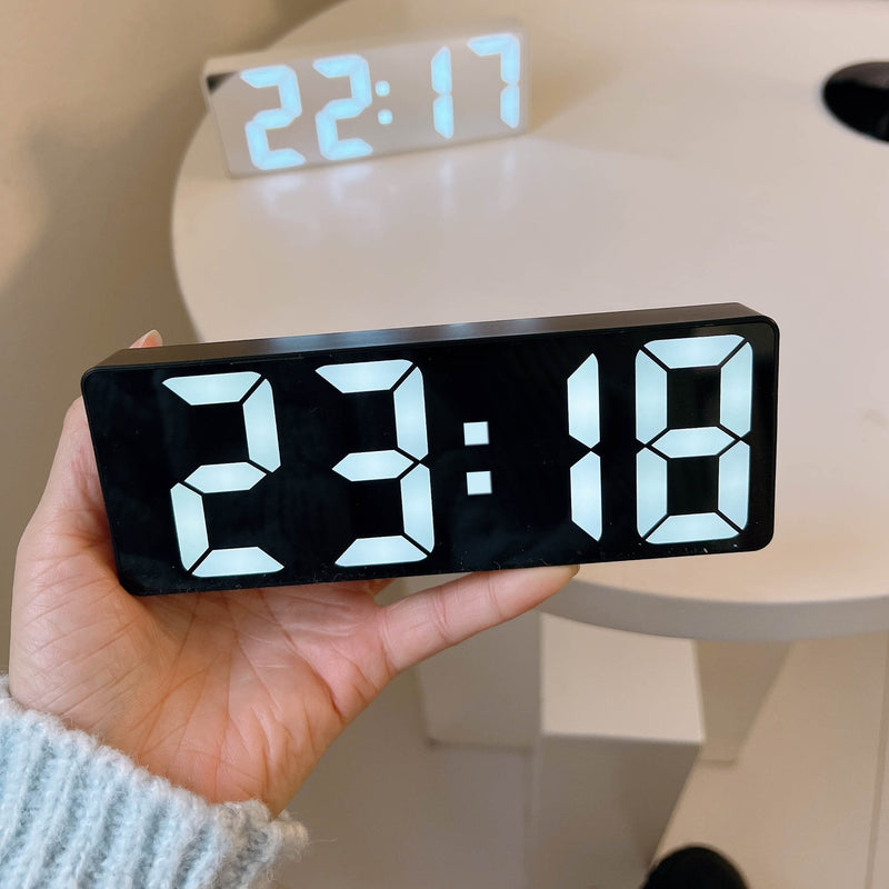 Reloj digital LED moderno con brillo ajustable, pantalla de fecha y temperatura - Reloj despertador rectangular para dormitorio, alimentado por USB, formato 12/24H, decoración para hogar u oficina, diseño contemporáneo, electrónica duradera
