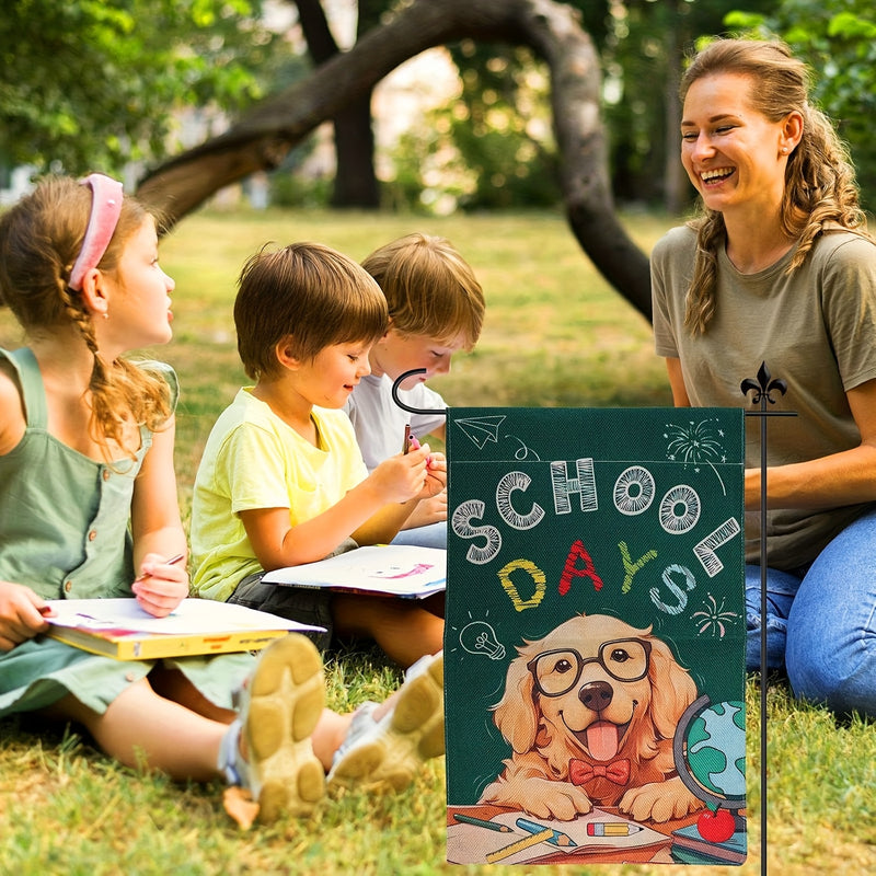 1 pieza de bandera de jardín de regreso a la escuela de DoKriy Golden Retriever - "Feliz primer día de escuela" con diseño de lápices, libros y globo, 12x18 pulgadas/28x40 pulgadas, material de lino duradero para patio, césped y decoración al aire libre,