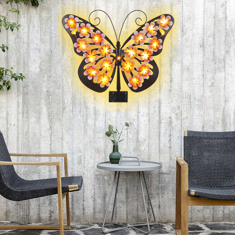 Una lámpara de pared con forma de mariposa, una luz decorativa con silueta de mariposa de arte de hierro con energía solar, adecuada para jardines al aire libre, patios y decoraciones festivas de primavera en paredes exteriores.