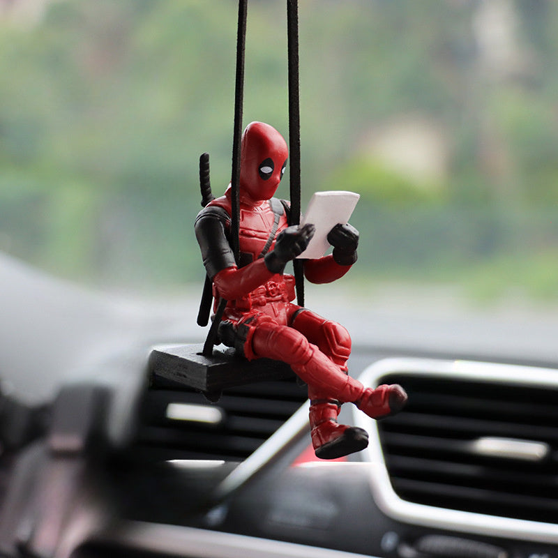 Espejo retrovisor de coche con colgante de dibujos animados MARVEL Deadpool - Figura de acción roja y negra con espada, decoración interior de coche duradera de PVC, regalo perfecto para fanáticos de Marvel, decoraciones de coche, diseño juguetón, constr