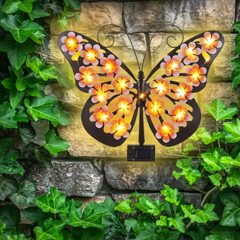 Una lámpara de pared con forma de mariposa, una luz decorativa con silueta de mariposa de arte de hierro con energía solar, adecuada para jardines al aire libre, patios y decoraciones festivas de primavera en paredes exteriores.