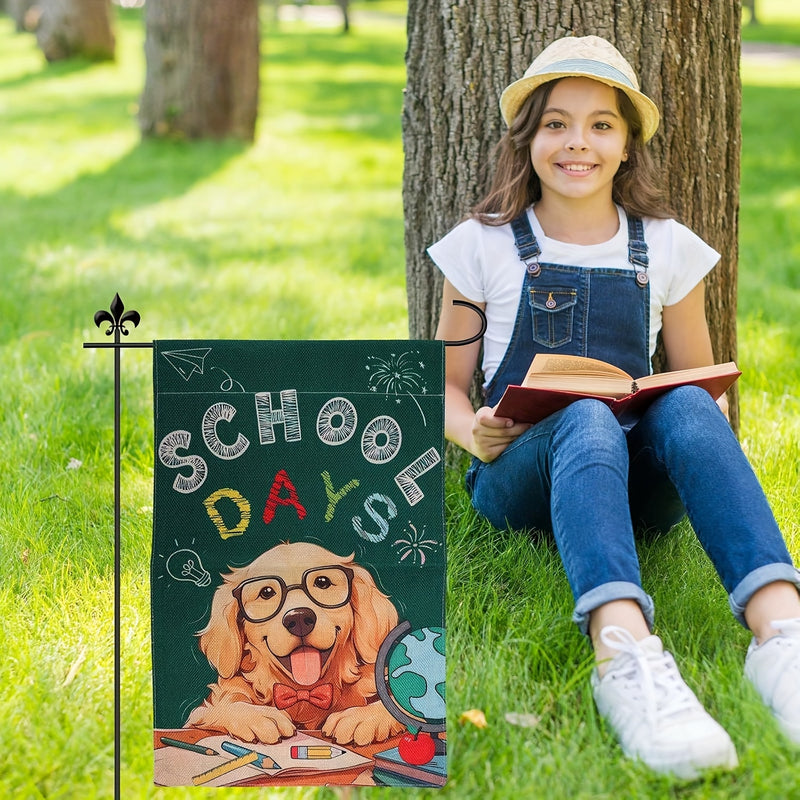 1 pieza de bandera de jardín de regreso a la escuela de DoKriy Golden Retriever - "Feliz primer día de escuela" con diseño de lápices, libros y globo, 12x18 pulgadas/28x40 pulgadas, material de lino duradero para patio, césped y decoración al aire libre,