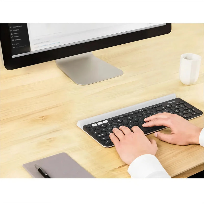 Teclado bluetooth Logitech QWERTY español latinoamérica color negro y blanco