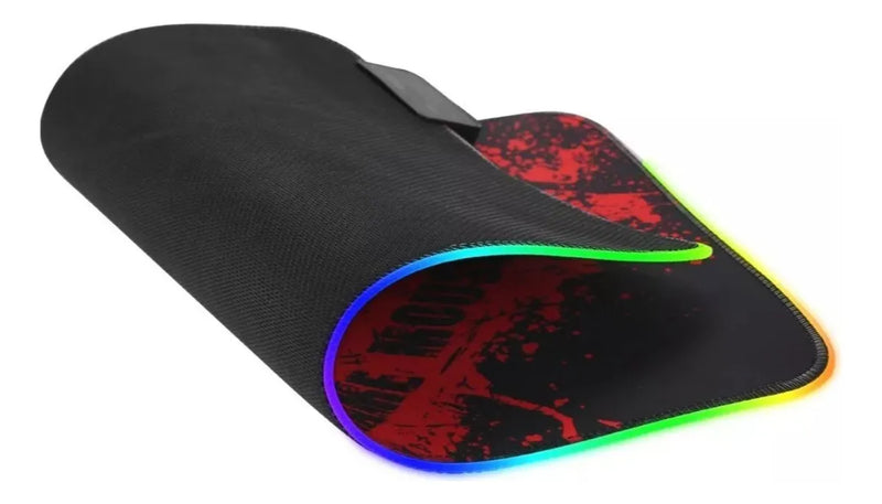 Mouse Pad Xtrike Me Gamer Iluminacion Y Base Antideslizante Color Negro