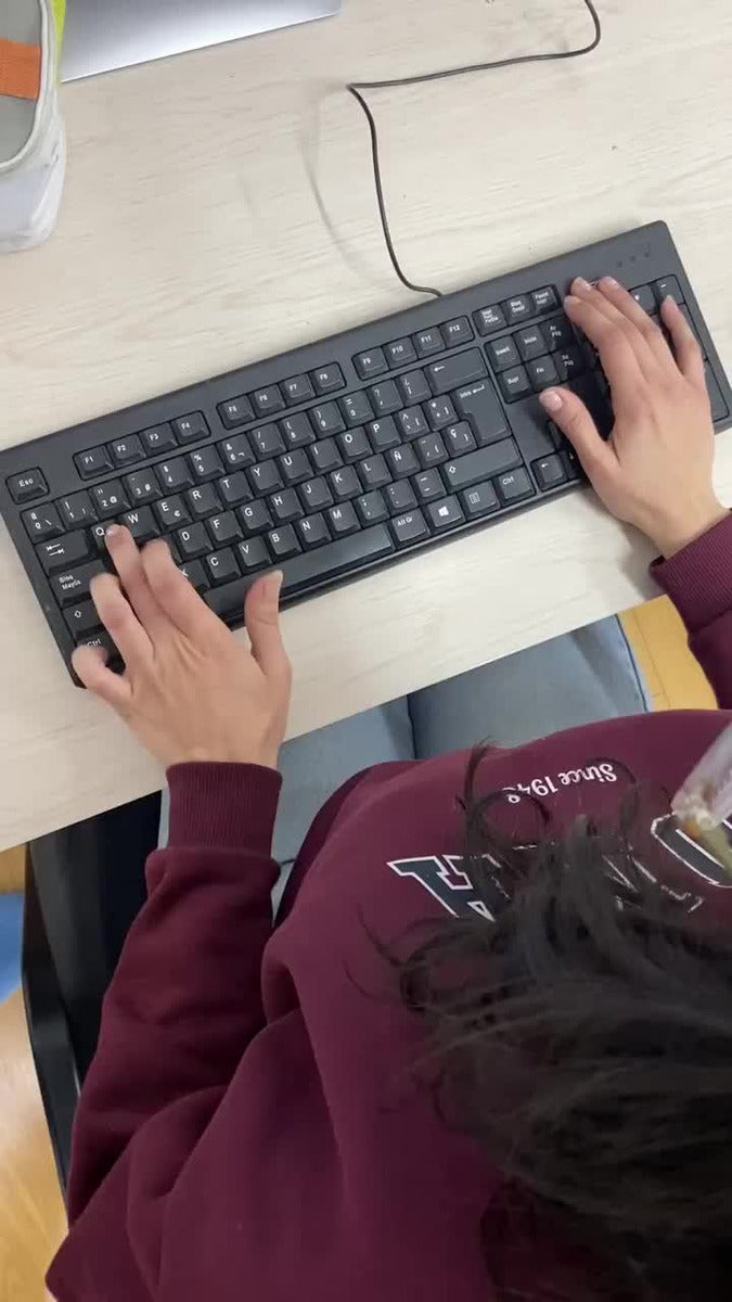 Teclado Redragon Kumara QWERTY Outemu Red español latinoamérica color negro con luz RGB