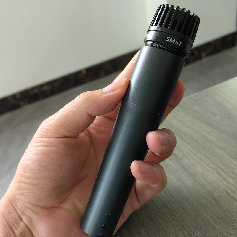 Micrófono dinámico SM57 para instrumentos - Micrófono inalámbrico profesional de mano para escenario, karaoke y grabación vocal, con enchufe de 6,35 mm, negro con accesorios (no necesita batería), micrófono de escenario | Micrófono profesional | Micrófon
