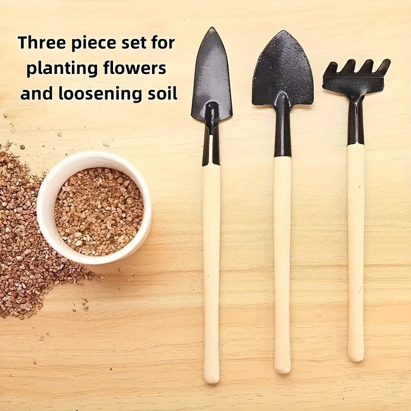 Un conjunto de herramientas de jardinería de tres piezas: una pala portátil, un azada y un rastrillo, adecuado para plantar, limpiar playas y mantener macetas - Hecho de hierro duradero con mangos de madera.