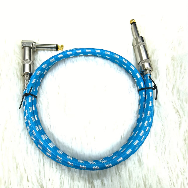 Un cable de audio grueso de 6,35 mm con un conector de ángulo derecho a un conector recto de 6,35 mm.