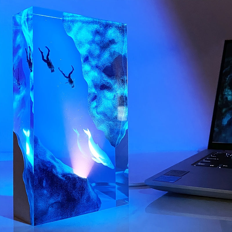 UGENHAS Luz Nocturna Marina - Lámpara de Mesa con Escena de Buceadores y Cueva, Decoración USB para Dormitorio, Sala o Baño - Iluminación Ambiental Moderna en Tonos Azules, Temática Oceánica, Diseño Geométrico, Acabado Pulido, Resina Duradera, Ideal para