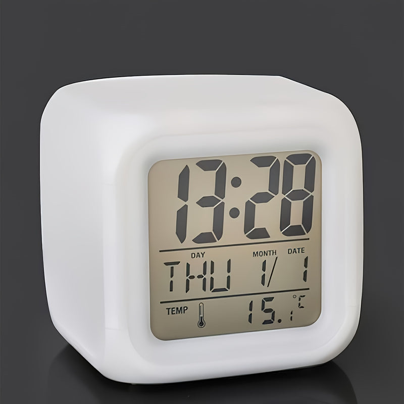 Reloj despertador digital LED de 7 colores YIYONKJ con pantalla de temperatura - Diseño cuadrado silencioso y que brilla en la oscuridad, muestra fecha y hora, alimentado por batería AAA (no incluida), ideal para dormitorio y oficina.