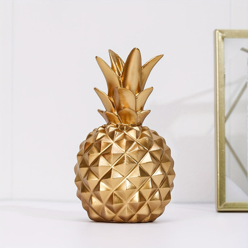 Un Gran Adorno Decorativo de Resina en Forma de Piña Dorada
