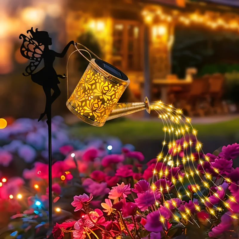 Regadera decorativa retro de metal con linterna solar y luces de cuerda, luz solar para montar en pared exterior - adecuada para senderos de jardín, mesas y como regalo de jardinería. Incluye diseño tallado de ángel y mariposa y batería solar