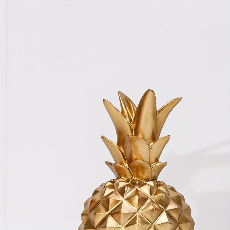 Un Gran Adorno Decorativo de Resina en Forma de Piña Dorada