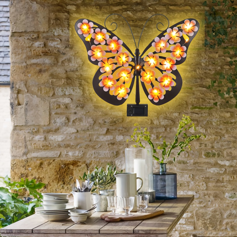 Una lámpara de pared con forma de mariposa, una luz decorativa con silueta de mariposa de arte de hierro con energía solar, adecuada para jardines al aire libre, patios y decoraciones festivas de primavera en paredes exteriores.