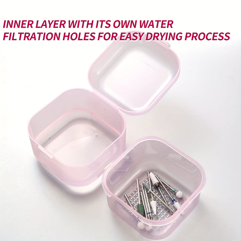 Una caja de esterilización para brocas de perforación de uñas con capa de filtro, bandeja de esterilización de inmersión para herramientas de manicura y contenedor de limpieza diseñado para salones de belleza profesionales.