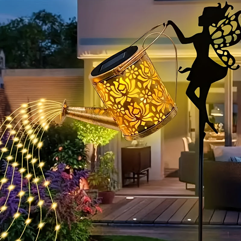Regadera decorativa retro de metal con linterna solar y luces de cuerda, luz solar para montar en pared exterior - adecuada para senderos de jardín, mesas y como regalo de jardinería. Incluye diseño tallado de ángel y mariposa y batería solar