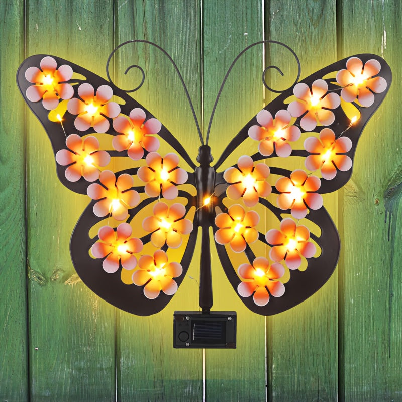 Una lámpara de pared con forma de mariposa, una luz decorativa con silueta de mariposa de arte de hierro con energía solar, adecuada para jardines al aire libre, patios y decoraciones festivas de primavera en paredes exteriores.