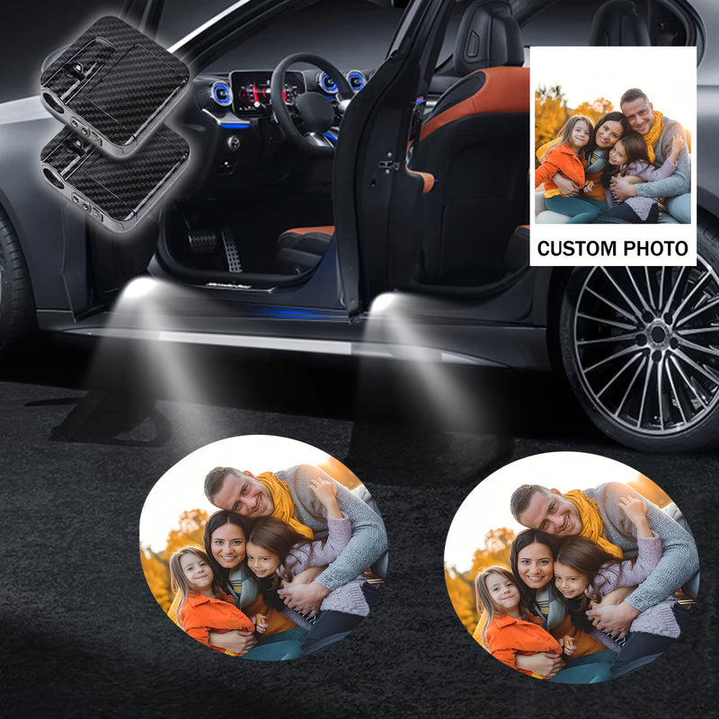 Luces de Bienvenida LED con Diseño Personalizado y Patrón de Fibra de Carbono 2/4 piezas, Se Encienden al Abrir la Puerta, Adecuadas para Varios Modelos de Coches Incluyendo Autos y SUVs, Imágenes de Dibujos Animados para Hombres Mujeres Ancianos Mascota