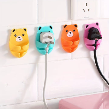 4-Pack Soporte de tira de poder de oso de dibujos animados montado en la pared, fuerte organizador de cable adhesivo, fácil instalación de almacenamiento de enchufe de salida de cocina, ganchos prácticos, estilo de moda, material de plástico, ganchos de