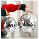 Una bola de espejo disco retro hecha de vidrio y metal, perfecta para fiestas, bodas, Navidad, Halloween y otras celebraciones - un reflector decorativo.