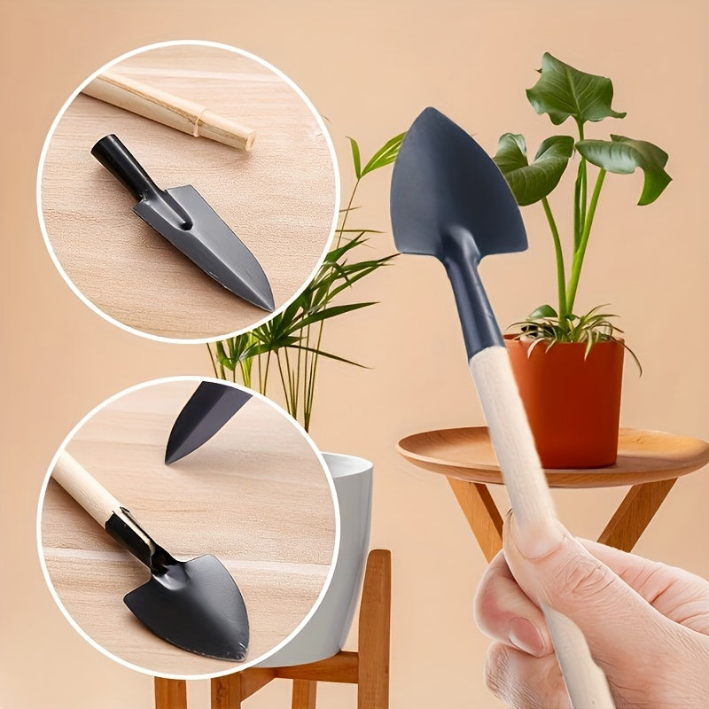 Un conjunto de herramientas de jardinería de tres piezas: una pala portátil, un azada y un rastrillo, adecuado para plantar, limpiar playas y mantener macetas - Hecho de hierro duradero con mangos de madera.