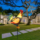 Adorno de Gallo con Plumas en Degradado Solar - Escultura y Luz Solar para Exteriores, Ideal para el Día de la Madre. Peineta roja impresionante, alas naranjas y cola verde. Diseño versátil para terraza, césped o escritorio que combina encanto rural con