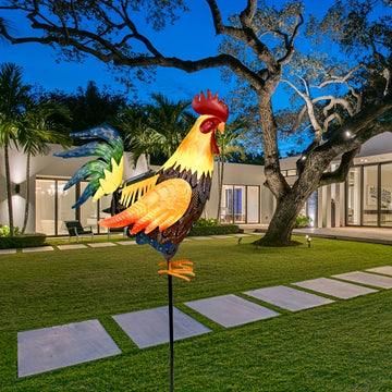 Adorno de Gallo con Plumas en Degradado Solar - Escultura y Luz Solar para Exteriores, Ideal para el Día de la Madre. Peineta roja impresionante, alas naranjas y cola verde. Diseño versátil para terraza, césped o escritorio que combina encanto rural con