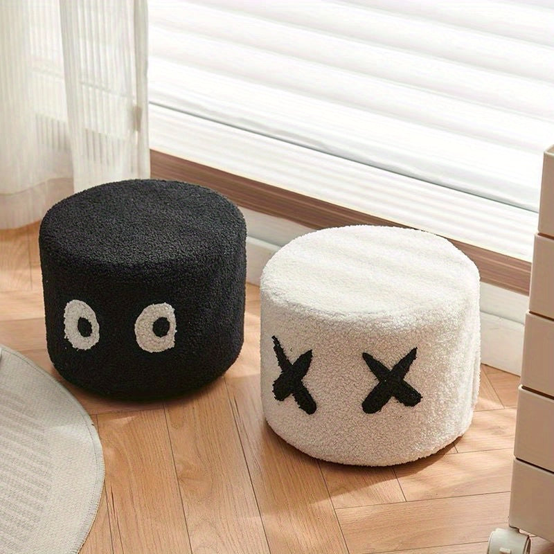 Un taburete redondo de madera maciza removible y lavable, un pequeño taburete para uso doméstico, un taburete creativo con cara feliz en piel de cordero para cambiar zapatos