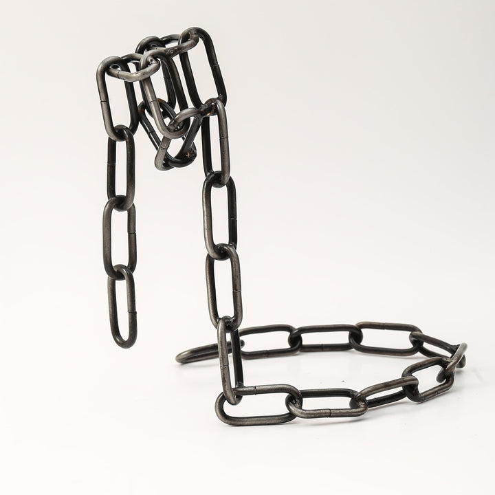 Estante de bebidas minimalista y creativo de estilo europeo con diseño de cadena para exhibir favoritos rojos.