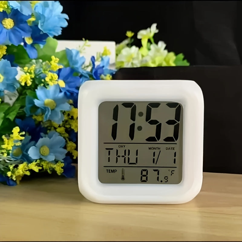 Reloj despertador digital LED de 7 colores YIYONKJ con pantalla de temperatura - Diseño cuadrado silencioso y que brilla en la oscuridad, muestra fecha y hora, alimentado por batería AAA (no incluida), ideal para dormitorio y oficina.