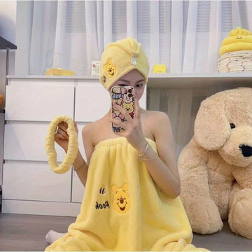 Conjunto de 3 piezas Toalla de Baño Oso Fresa & Oso Winnie & Grandes Ojos, Toalla de Baño con Vendaje + Gorro de Ducha + Lazo para el Cabello Conjunto de Tres Piezas, Bata de Baño Absorbente y Envolturable Lindo de Dibujos Animados, Sombrero Secador de P