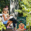 1 pieza de bandera de jardín de regreso a la escuela de DoKriy Golden Retriever - "Feliz primer día de escuela" con diseño de lápices, libros y globo, 12x18 pulgadas/28x40 pulgadas, material de lino duradero para patio, césped y decoración al aire libre,