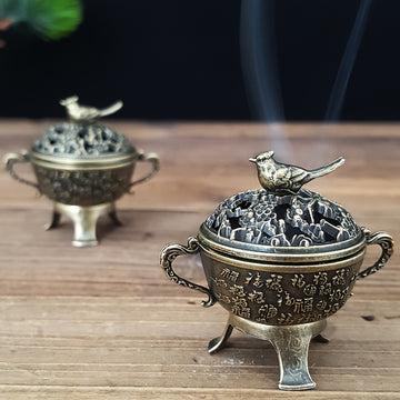 Un pequeño quemador de incienso de sándalo con un diseño de urraca de la suerte, perfecto para usar en la oficina, camping, jardín, patio o como decoración para hogar para cenas a la luz de las velas.